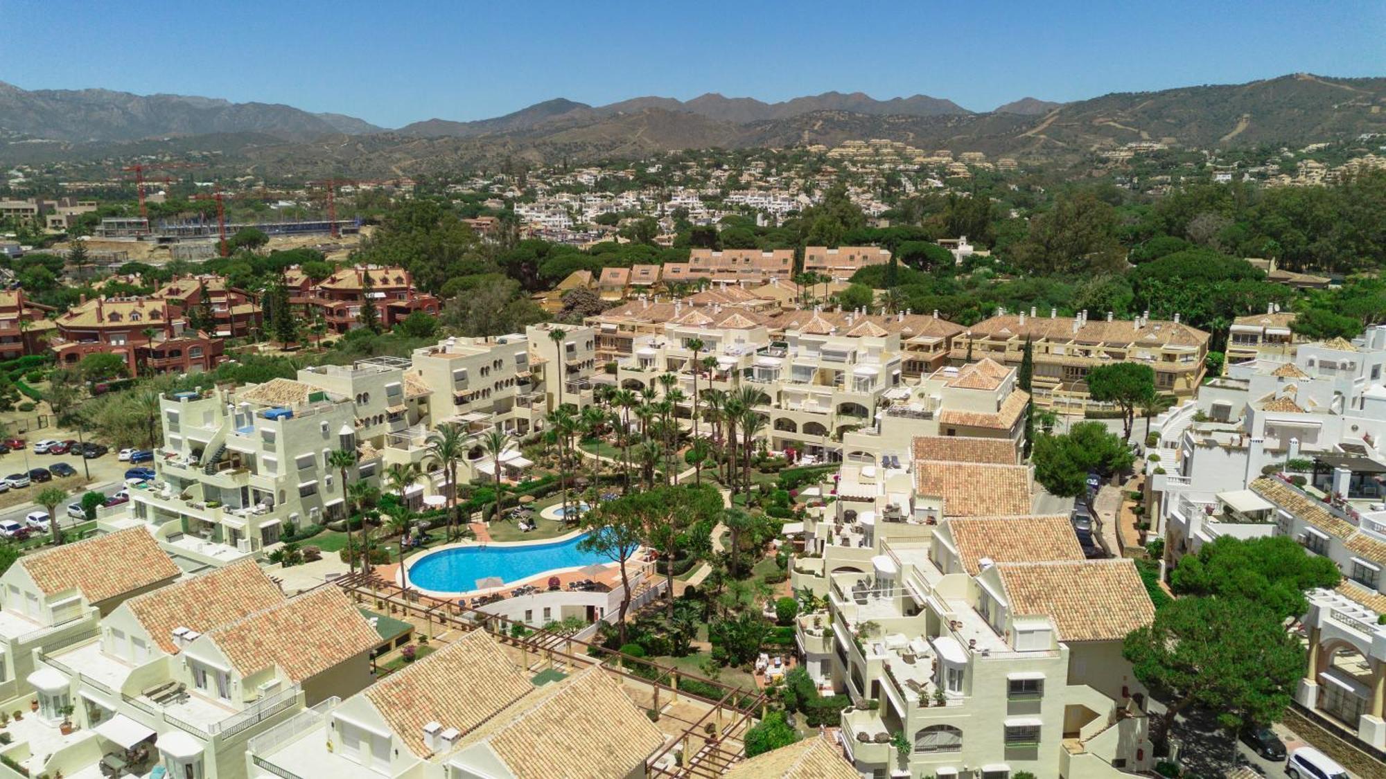 Cozy With Terrace And Access To The Beach, In Elviria, East Marbella