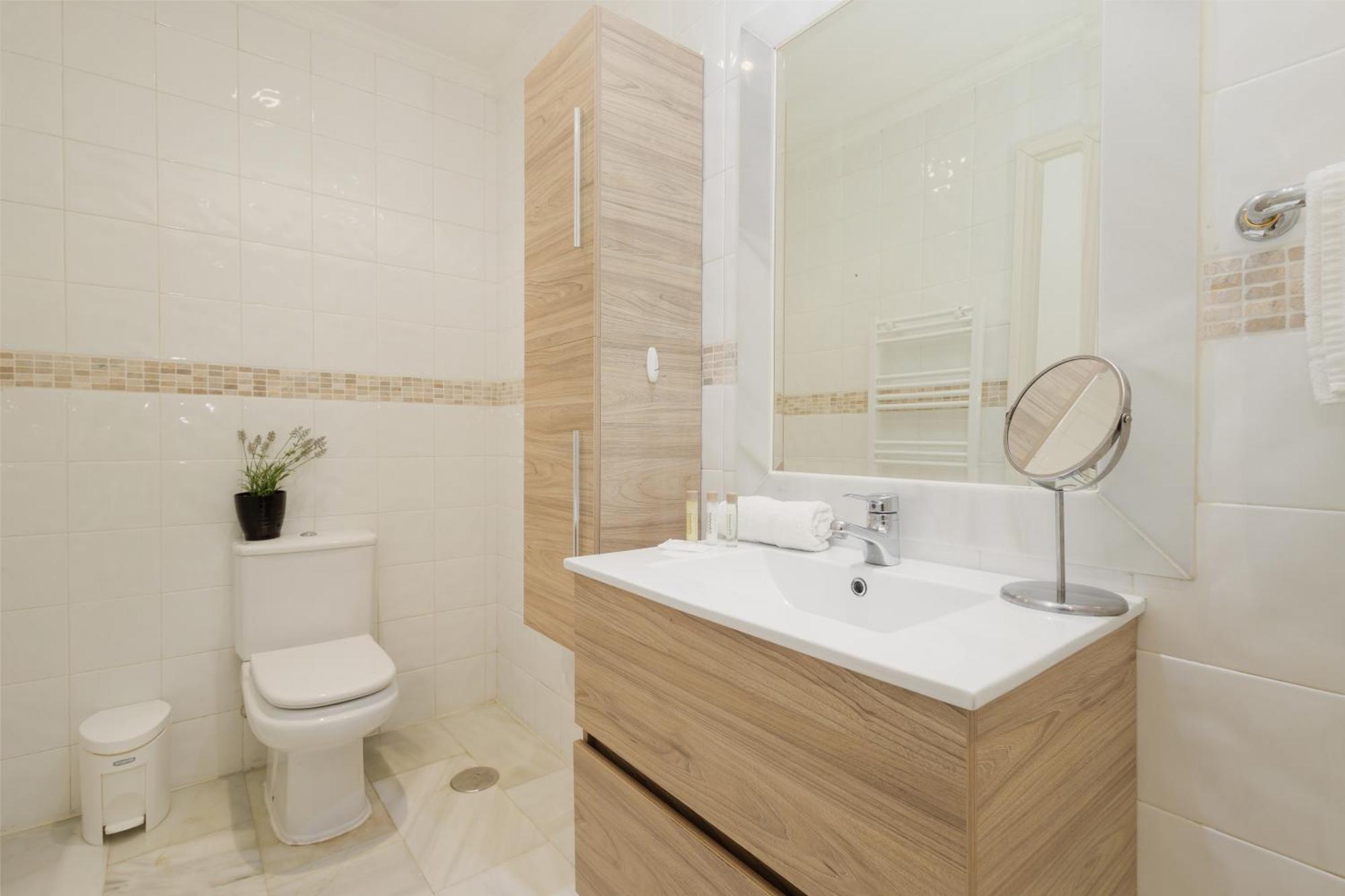 Apartment Cozy With Terrace And Access To The Beach, In Elviria, East *