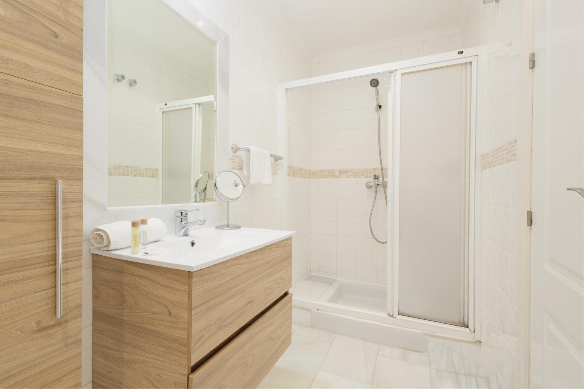 Apartment Cozy With Terrace And Access To The Beach, In Elviria, East