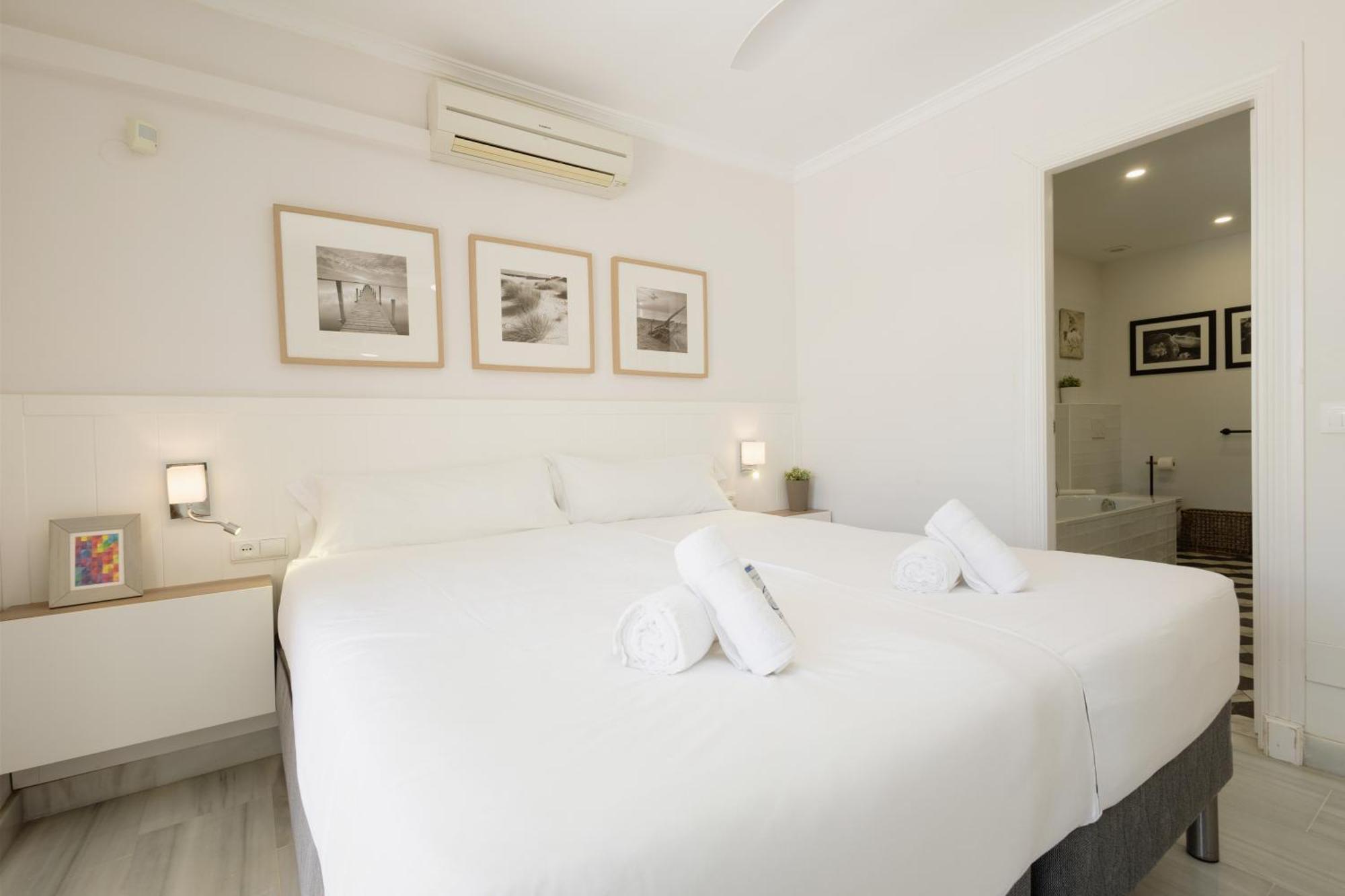 Apartment Cozy With Terrace And Access To The Beach, In Elviria, East