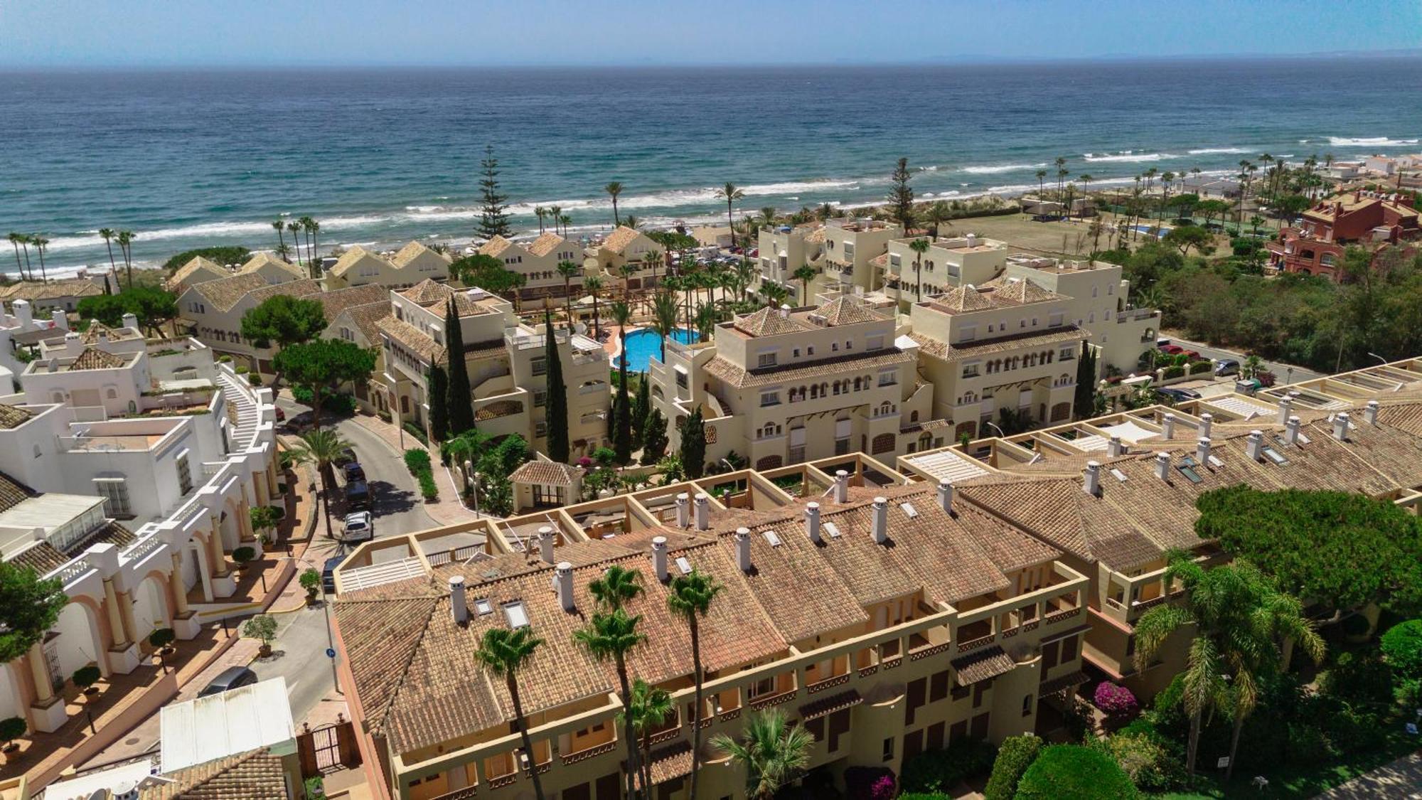 Cozy With Terrace And Access To The Beach, In Elviria, East *
