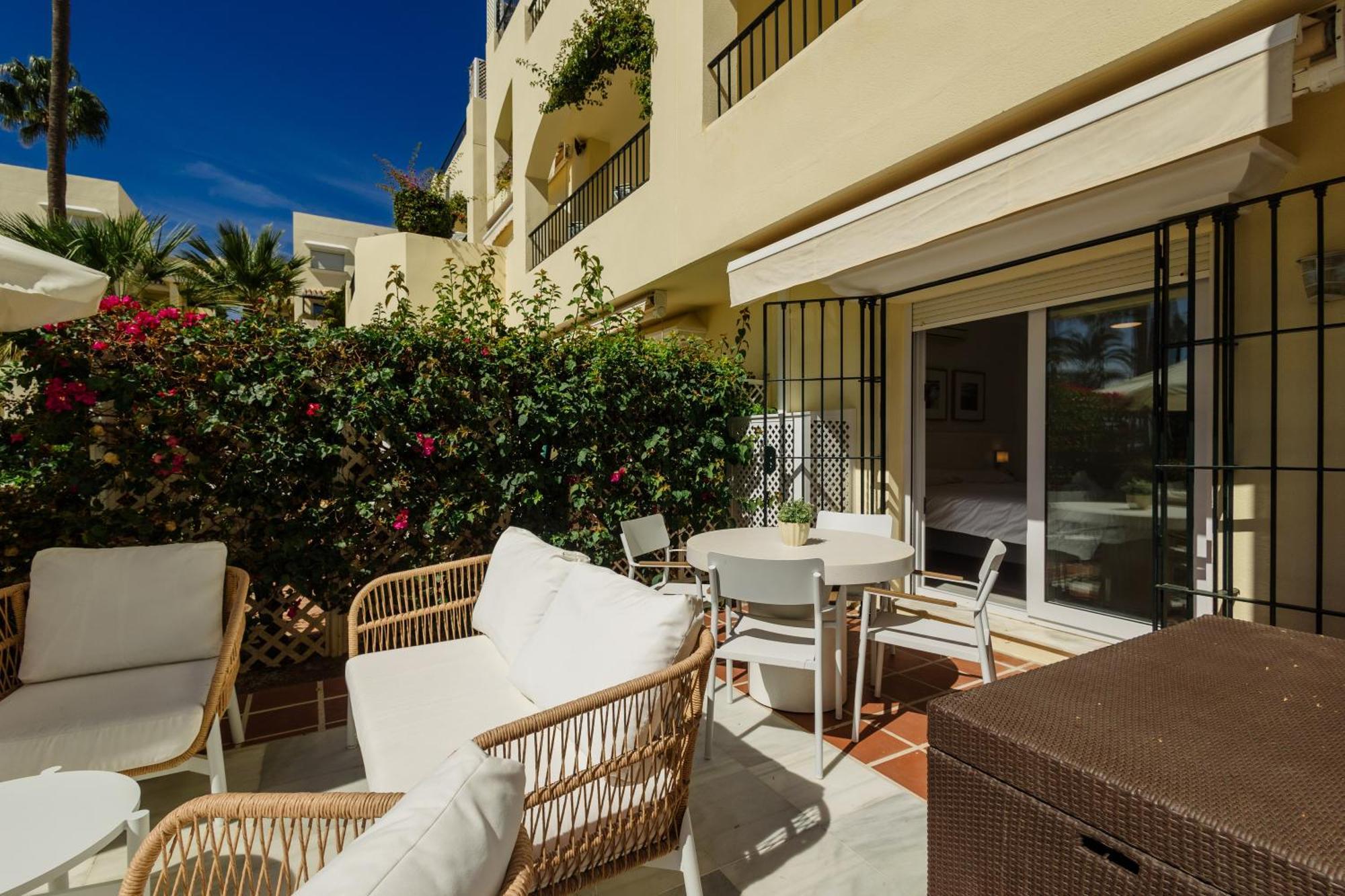Cozy With Terrace And Access To The Beach, In Elviria, East *