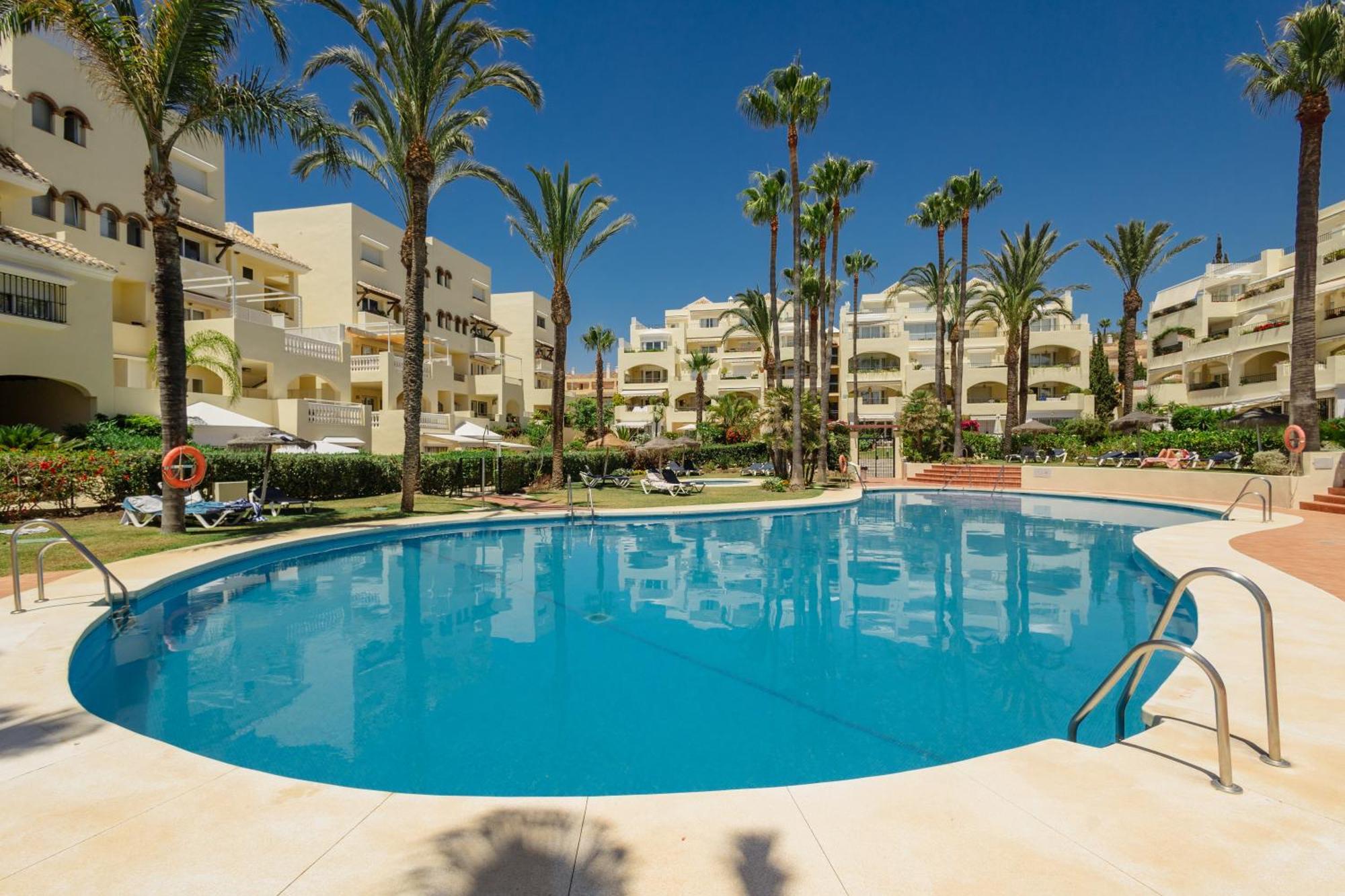 Cozy With Terrace And Access To The Beach, In Elviria, East *